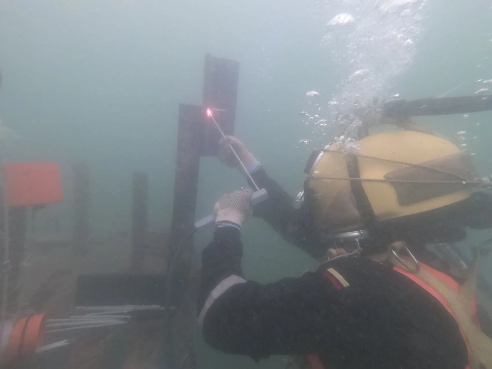 Soldadura submarina con arco encendido